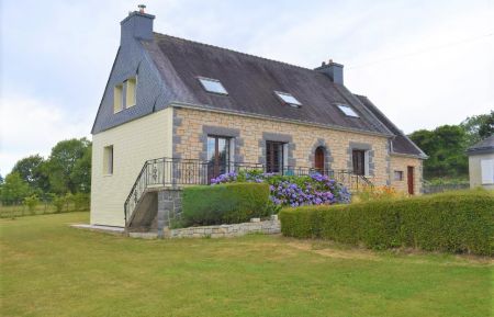 G&icirc;te n&deg;22G241106 Saint-Servais - C&ocirc;tes d'Armor - Le gite du haut occupe l'&eacute;tage de la maison.