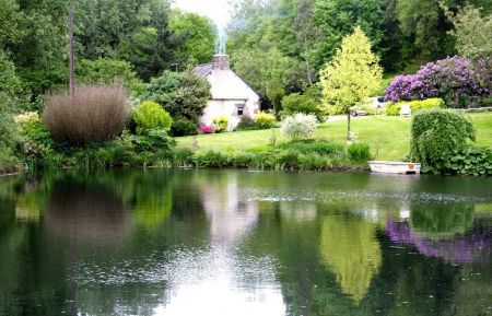 G&icirc;te n&deg;22G250103 Canihuel - C&ocirc;tes d'Armor - Le g&icirc;te vu de l'&eacute;tang