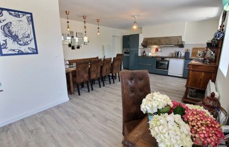 grande salle avec cuisine intégrée Gîte n°22G120456 Pleumeur-Bodou - Côtes d'Armor - grande salle avec cuisine intégrée