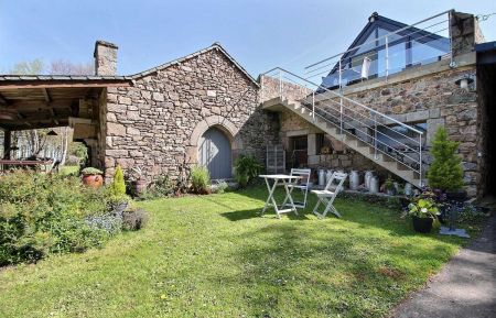 G&icirc;te n&deg;22G180619 Ch&acirc;telaudren-Plouagat - C&ocirc;tes d'Armor - vue d'ensemble: acc&egrave;s au g&icirc;te, coin d&eacute;tente dans l'herbe et  b&acirc;timent annexe avec barbecue et buanderie du g&icirc;te.