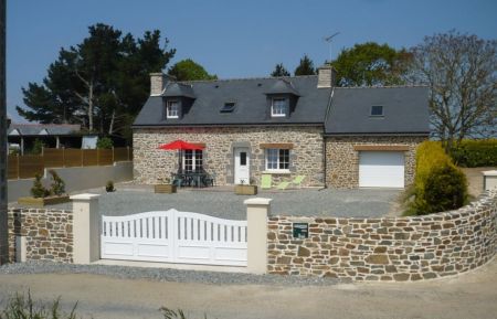 G&icirc;te n&deg;22G170754 Plouha - C&ocirc;tes d'Armor - vue cot&eacute; sud avec cour, garage, terrasse