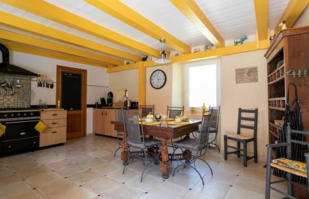 G&icirc;te n&deg;22G541712 Yvignac-la-Tour - C&ocirc;tes d'Armor - CUISINE VUE DE L'ENTREE