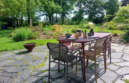Une terrasse de 50 m2 privative donne sur le jardin paysagé et partagé de 4000m2. Un grand parasol est à disposition, transats et table pour 6 personnes. Gîte n°22G152214 Saint-Clet - Côtes d'Armor - Une terrasse de 50 m2 privative donne sur le jardin paysagé et partagé de 4000m2. Un grand parasol est à disposition, transats et table pour 6 personnes.