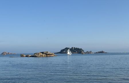 G&icirc;te n&deg;22G120949 Tr&eacute;gastel - C&ocirc;tes d'Armor - plage de Tourony vue sur le ch&acirc;teau de Costaeres