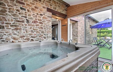 G&icirc;te n&deg;22G160327 Goudelin - C&ocirc;tes d'Armor - Spa int&eacute;rieur donnant sur la terrasse privative 