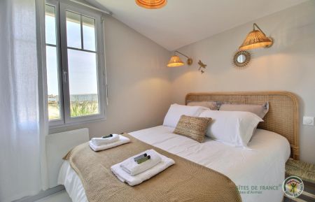 G&icirc;te n&deg;22G120949 Tr&eacute;gastel - C&ocirc;tes d'Armor - Chambre lit double avec vue mer 