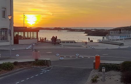 G&icirc;te n&deg;22G120955 Tr&eacute;gastel - C&ocirc;tes d'Armor - Coucher de soleil, vue du balcon. Au fond le phare des triagoz