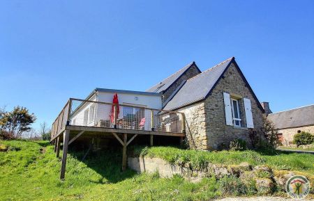G&icirc;te n&deg;22G230118 Bourbriac - C&ocirc;tes d'Armor - Contre plong&eacute;e sur la terrasse du g&icirc;te.