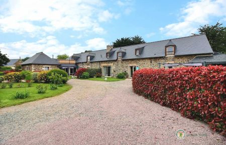 G&icirc;te n&deg;22G350318 H&eacute;nanbihen - C&ocirc;tes d'Armor - vue de l'ensemble lorsque vous arrivez : g&icirc;te &agrave; droite, maison des propri&eacute;taires &agrave;  gauche.