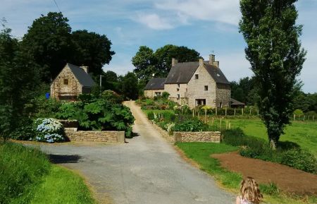 G&icirc;te n&deg;22G152301 Saint-Laurent - C&ocirc;tes d'Armor - Le g&icirc;te (&agrave; droite) et la maison principale en &eacute;t&eacute;