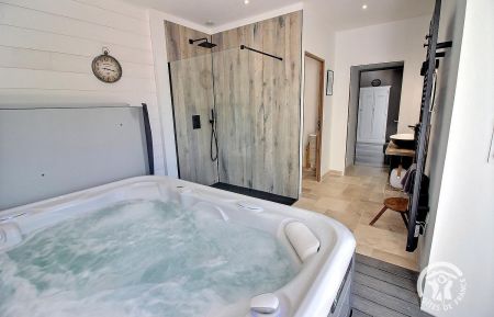 Espace bien être avec spa, douche, wc. Gîte n°22G560001 Plouasne - Côtes d'Armor - Espace bien être avec spa, douche, wc.