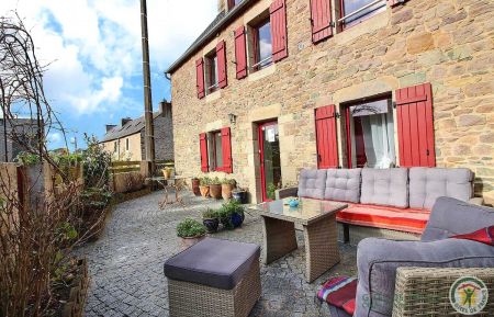 La terrasse sur cour avant du gîte. Gîte n°22G140251 Paimpol - Côtes d'Armor - La terrasse sur cour avant du gîte.