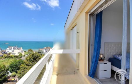 G&icirc;te n&deg;22G171043 Saint-Quay-Portrieux - C&ocirc;tes d'Armor - Acc&egrave;s balcon depuis chambre principale