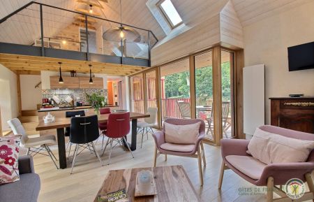 G&icirc;te n&deg;22G150203 Br&eacute;lidy - C&ocirc;tes d'Armor - vu sur salon et espace cuisine avec mezzanine 