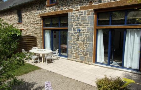 G&icirc;te n&deg;35G110563 Plerguer - Ille-et-Vilaine - Grande terrasse avec salon de jardin