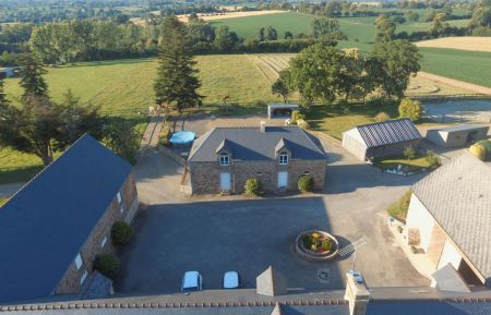 G&icirc;te n&deg;35G13211 Louvign&eacute;-du-D&eacute;sert - Ille-et-Vilaine - Le g&icirc;te au centre de la propri&eacute;t&eacute; vu par le drone