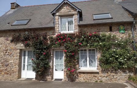 Façade fleurie Gîte n°35G15008 Maxent - Ille-et-Vilaine - Façade fleurie