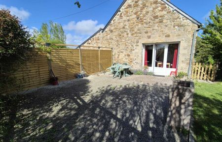 G&icirc;te n&deg;35G12087 Cherrueix - Ille-et-Vilaine - Terrasse ext&eacute;rieure donnant sur le jardin et le parking via un petit portail