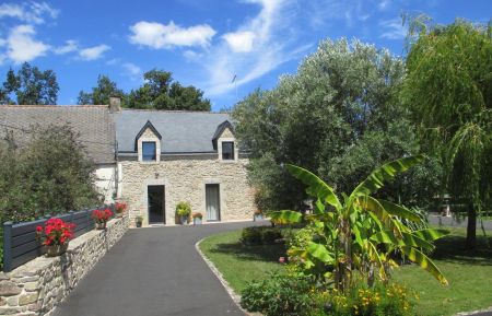 G&icirc;te n&deg;56G11 Allaire - Morbihan - Fa&ccedil;ade sud et stationnement