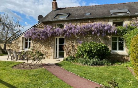 G&icirc;te n&deg;56G363 Caudan - Morbihan - Fa&ccedil;ade et terrasse Cot&eacute;  sud