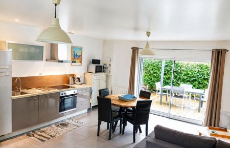 G&icirc;te n&deg;56G1346 Belz - Morbihan - Pi&egrave;ce principale du Gite avec terrasse