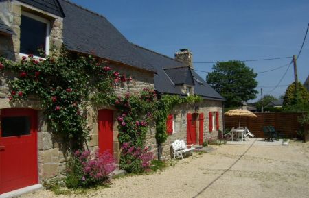 G&icirc;te n&deg;56G1304 Merlevenez - Morbihan - Vue d'ensemble au 1er plan la remise non occup&eacute;e et le gite dans le prolongement