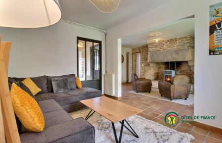 G&icirc;te n&deg;56G2183 Saint-Grav&eacute; - Morbihan - Salon avec grande t&eacute;l&eacute;vision et un po&ecirc;le &agrave; granul&eacute;s