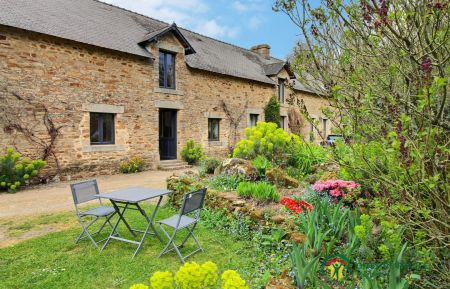 G&icirc;te n&deg;56G31018 Arradon - Morbihan - Jardin priv&eacute; avec salon de jardin