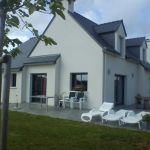 Terrasse avec salon de jardin et bain de soleil