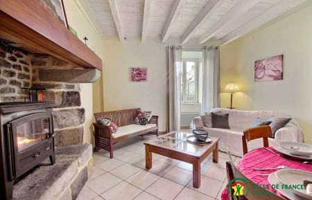 G&icirc;te n&deg;56G11933 Locoal-Mendon - Morbihan - Salon dans le prolongement de la cuisine avec po&ecirc;le a bois (A dispo sur demande pour flamb&eacute;e) espace t&eacute;l&eacute;. 