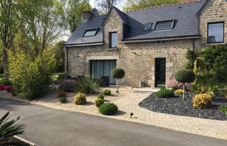 Jardin et façade du gîte vert 56G1854, côté gauche de la longère Gîte n°56G1854 Quéven - Morbihan - Jardin et façade du gîte vert 56G1854, côté gauche de la longère