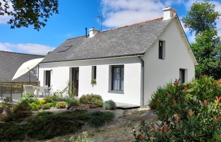 G&icirc;te n&deg;56G17223 Plumelec - Morbihan - Fa&ccedil;ade Sud c&ocirc;t&eacute; terrasse et jardin