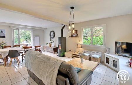 G&icirc;te n&deg;56G5710 Le Faou&euml;t - Morbihan - Salon avec po&ecirc;le &agrave; bois