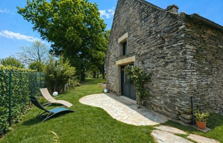 G&icirc;te n&deg;56G24422 S&eacute;rent - Morbihan - Une entr&eacute;e ind&eacute;pendante ouverte sur une terrasse en pierres
Cr&eacute;dit : GDF56