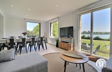 G&icirc;te n&deg;56G13116 Belz - Morbihan - Pi&egrave;ce de vie avec vue sur la Ria d'Etel. Table &agrave; manger transformable en billard