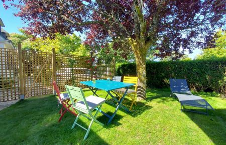 Jardin clos avec salon de jardin, parasol, barbecue et transats Gîte n°56G17644 Pluneret - Morbihan - Jardin clos avec salon de jardin, parasol, barbecue et transats