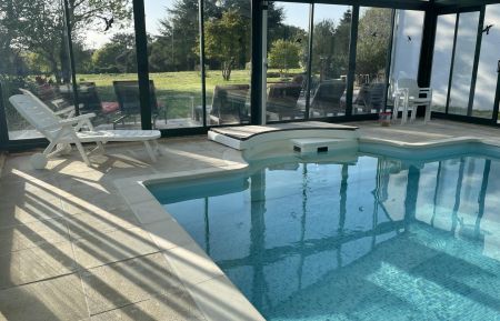 G&icirc;te n&deg;56G893 Baden - Morbihan - Piscine couverte et chauff&eacute;e vue sur le parc
