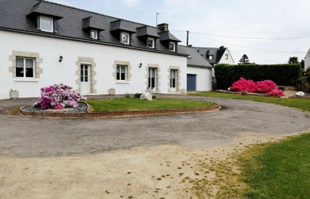 G&icirc;te n&deg;56G17762 Pluvigner - Morbihan - Vue d'ensemble de la maison donnant sur parking et d&eacute;but du jardin