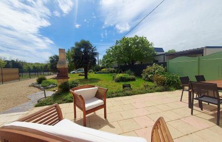 G&icirc;te n&deg;56G25213 Le Tour-du-Parc - Morbihan - Vue sur le jardin depuis la terrasse + Barbecue &agrave; disposition
