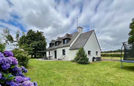 G&icirc;te n&deg;56G2081 Saint-Brieuc-de-Mauron - Morbihan - Grand jardin ind&eacute;pendant avec terrasse, bains de soleil et trampoline, 2 BBQ (Weber charbon + gaz)
